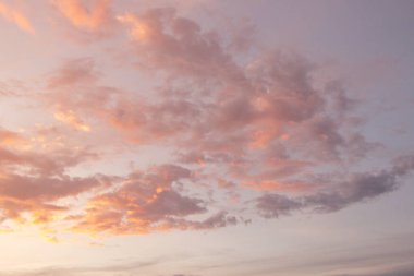 Soyut renkli pastel arka plan, yumuşak bir gökyüzü ve pastel renkli bulut arkaplanı.