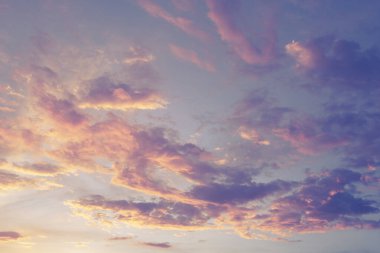 Soyut renkli pastel arka plan, yumuşak bir gökyüzü ve pastel renkli bulut arkaplanı.