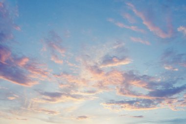 Küçük bulutlu mavi gökyüzü arkaplanı, yumuşak odak ve kopyalama alanı