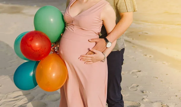 Bir Adam Onun Hamile Eşi Göbek Deniz Kıyısı Baharda Hugs — Stok fotoğraf