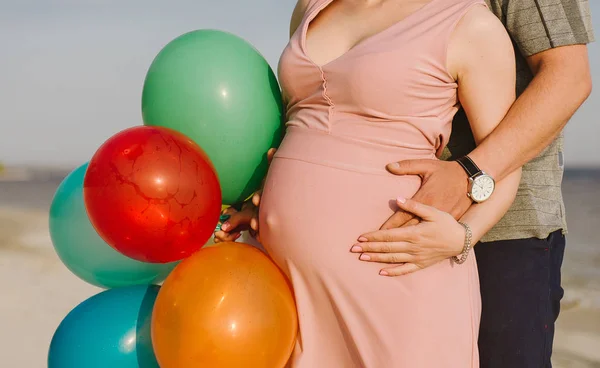 Homem Abraça Barriga Sua Esposa Grávida Praia Primavera — Fotografia de Stock