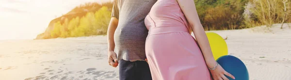 Pregnant Woman Measuring Belly Her Husband Beach Summer — Stock Photo, Image