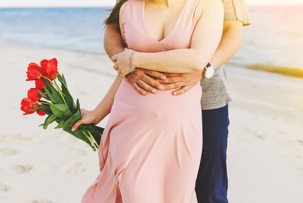 Schwangere Mit Einem Strauß Tulpen Steht Strand Und Ihr Mann — Stockfoto