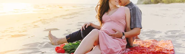 Donna Incinta Siede Con Marito Sulla Spiaggia Spiaggia Estate — Foto Stock