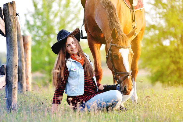 Cowgirl Chapéu Sentado Perto Cavalo Campo — Fotografia de Stock