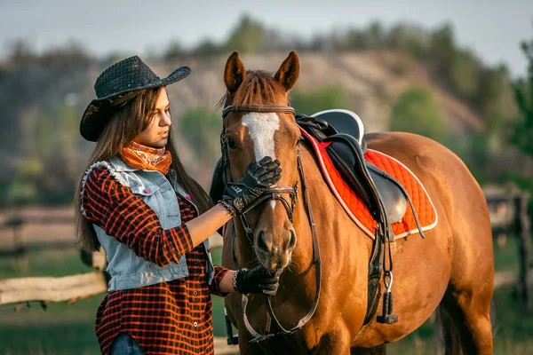 Cowgirl Kapelusz Stojący Pobliżu Konia Polu — Zdjęcie stockowe