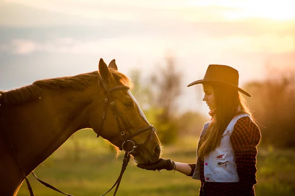 Cowgirl Hat Stojící Poblíž Koně Poli — Stock fotografie