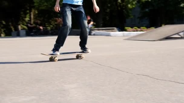 Tiener Skateboarden Skatepark — Stockvideo