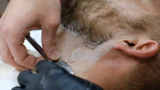 Professioneller Haarschnitt Und Rasierter Bart Friseurladen — Stockvideo