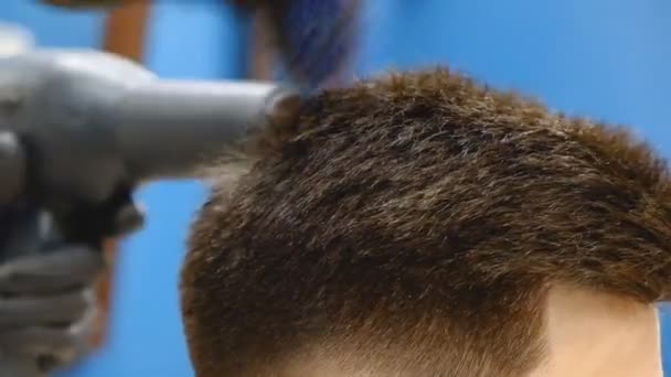 Hommes Coupe Cheveux Professionnels Dans Coiffeur — Video