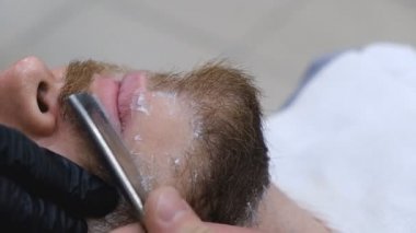 berber dükkanı profesyonel saç kesimi ve tıraş sakal