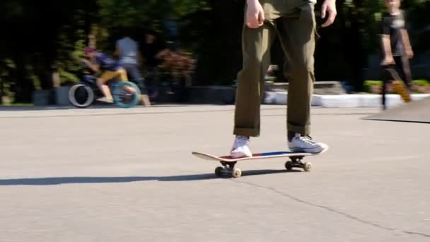 Teenager Skateboarden Skatepark — Stockvideo