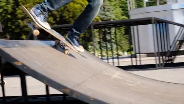 Teen Skateboarding Skate Park — Stock Video
