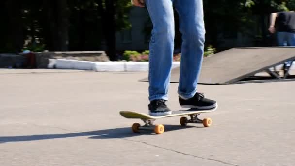 Teenager Skateboarden Skatepark — Stockvideo