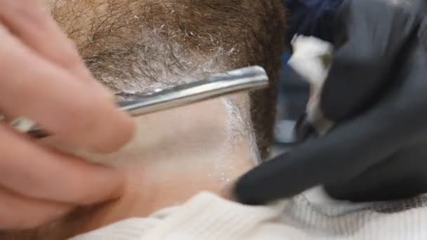 Professionele kapsel en scheren baard in de barbershop — Stockvideo