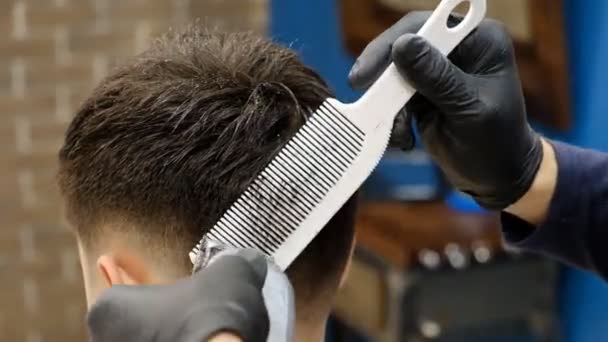Hombres corte de pelo profesional en la peluquería — Vídeos de Stock