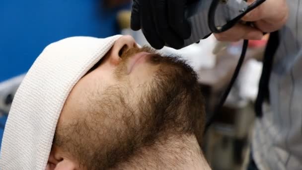 Professional haircut and shave beard in barbershop — Stock Video