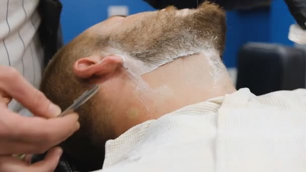 Corte de cabelo profissional e barba de barbear na barbearia — Vídeo de Stock