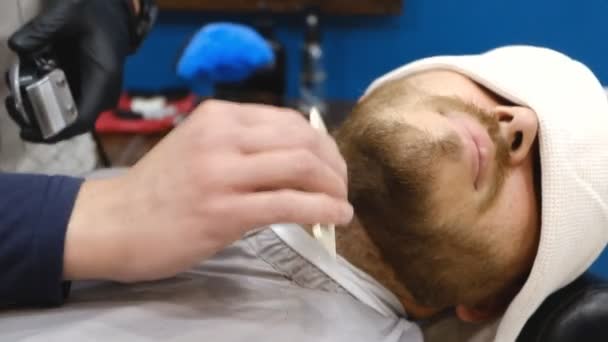 理髪店でプロ散髪とひげそりひげ — ストック動画