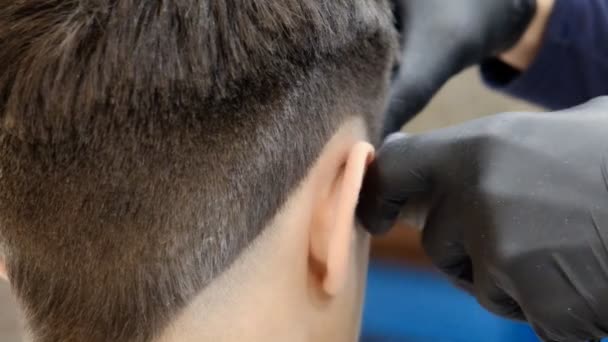 Penata Rambut Memotong Anak Laki Laki Sebuah Salon — Stok Video