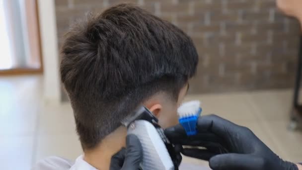 Kapper Het Kappen Van Een Jongen Een Kapsalon — Stockvideo