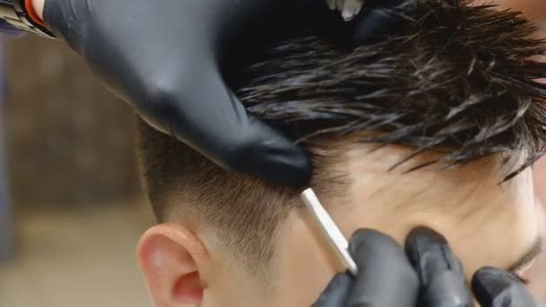 理发师正在理发店剪一个男孩 — 图库视频影像
