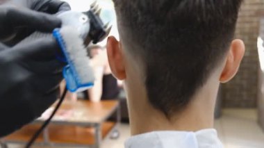 Kuaför bir çocukta bir berber kesiyor