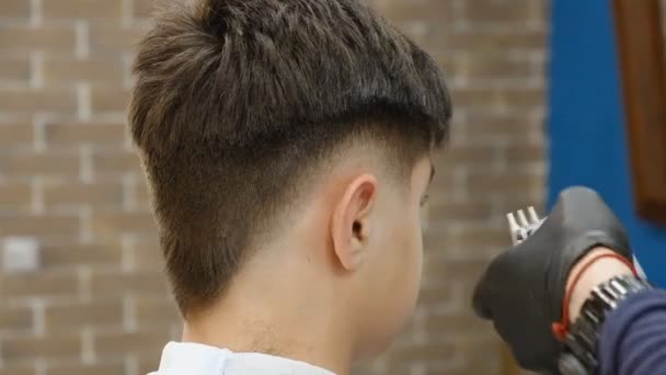 Frisören Skär Pojke Barbershop — Stockvideo