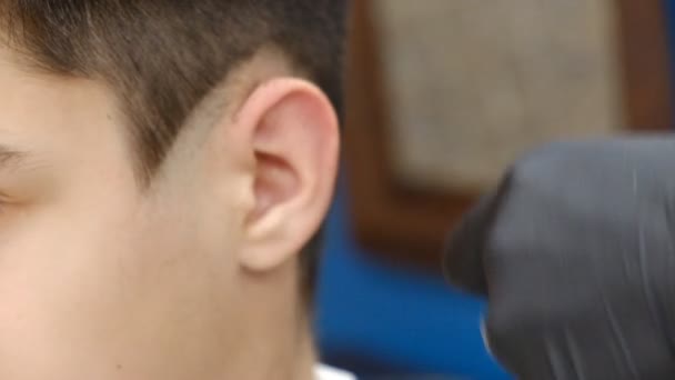 Penata Rambut Memotong Anak Laki Laki Sebuah Salon — Stok Video