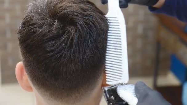 理发师正在理发店剪一个男孩 — 图库视频影像