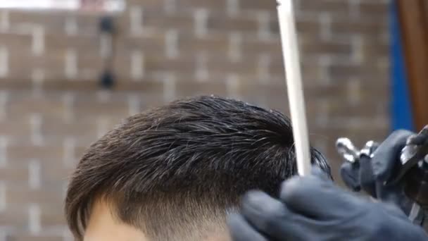 Friseur Schneidet Jungen Friseursalon — Stockvideo