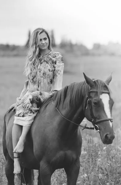 Młoda Kobieta Siedzi Koniu Letnia Łąka — Zdjęcie stockowe