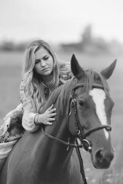 Junge Frau Sitzt Auf Einem Pferd Auf Einer Sommerwiese — Stockfoto