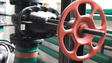 Çalışanın gaz boru Vana kapatır.