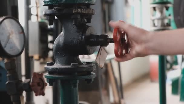 Εργαζόμενος Κλείνει Βαλβίδα Του Σωλήνα Αερίου — Αρχείο Βίντεο