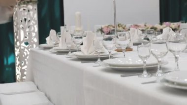 Bir restoranda şenlik masasına servis yapmak.