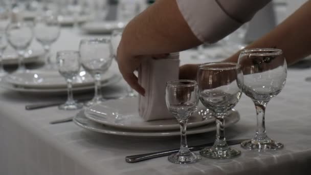 Serveert een feestelijke tafel in een restaurant — Stockvideo