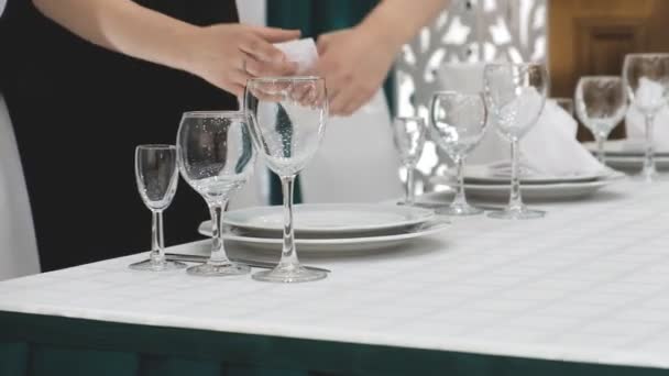 Servir une table de fête dans un restaurant — Video