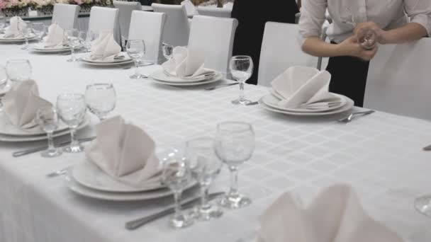 Сервировка праздничного стола в ресторане — стоковое видео