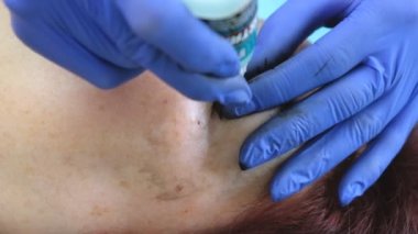 Profesyonel dövme kirpik güzellik salonu içinde. Lokal anestezi.