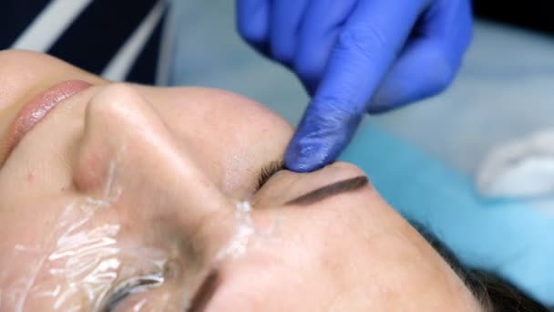 Professionelle Tätowierung der Wimpern im Schönheitssalon. Lokalanästhesie. — Stockvideo