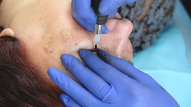 Profesionální tetování řas v kosmetickém salonu — Stock video