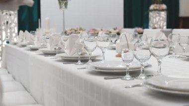 Bir restoranda şenlik masasına servis yapmak.