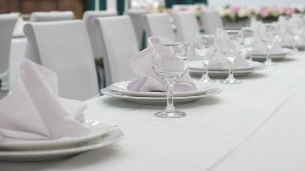 Servir une table de fête dans un restaurant — Video