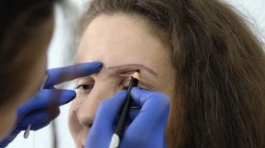 Kaş boyama. Kaşları doğru şekli verin.