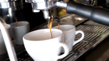 Bir kafede kahve makinesi kahve yapıyordum. Barista kahve profesyonel hazırlar.