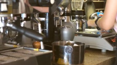 Bir kafede kahve makinesi kahve yapıyordum. Barista kahve profesyonel hazırlar.