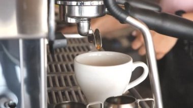 Bir kafede kahve makinesi kahve yapıyordum. Barista kahve profesyonel hazırlar.