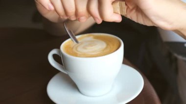 Barista kahve profesyonel hazırlar.