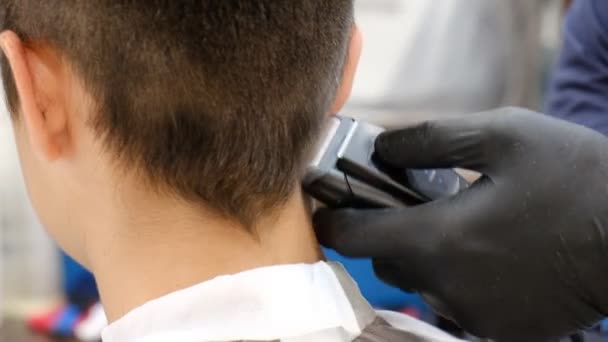 Hombres corte de pelo profesional en la peluquería — Vídeos de Stock